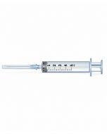 Siringa sterile 5 ml con ago G22 Pic cono centrale Luer Lock, vista frontale su fondo bianco