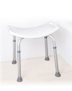 Sedia per doccia senza schienale regolabile in altezza, in alluminio e HDPE, con puntali antiscivolo, per garantire sicurezza e comfort nell'uso quotidiano.