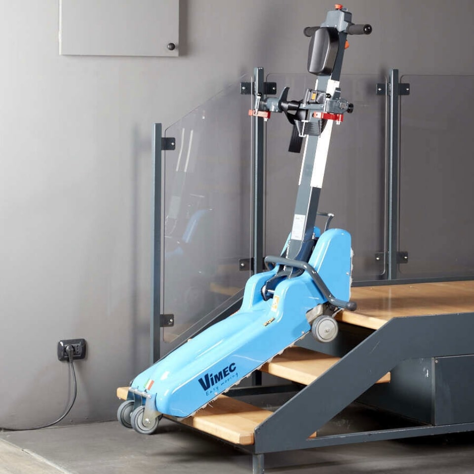 montascale mobile a cingoli Roby di Vimec per carrozzine disabili